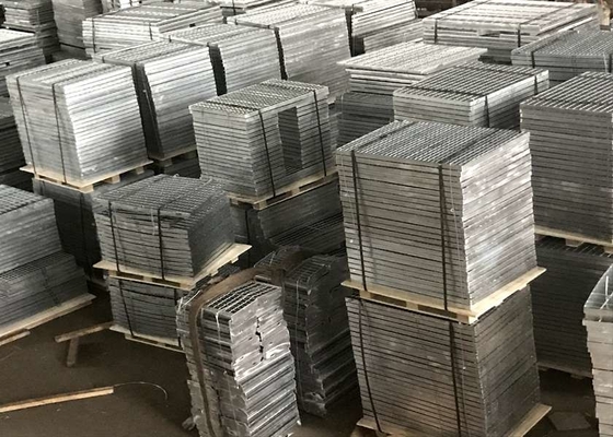 824mm Galvanised Steel Walkway Grating Steel Grating Panels Step Steel Frame Lattice